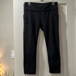 Lululemon Black crop capri pant size 8 key zip pocket in back
